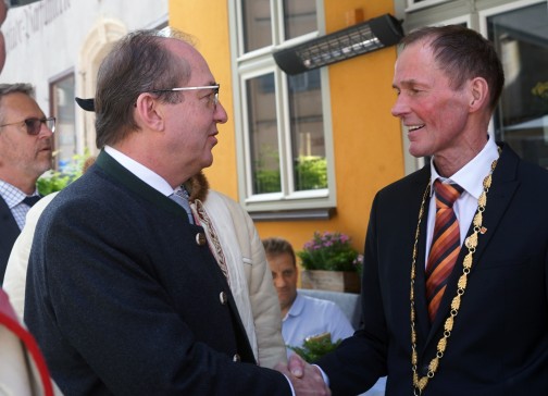 Bundesinnenminister Dobrindt wird von OB Dr. Christoph Hammer begrüßt.